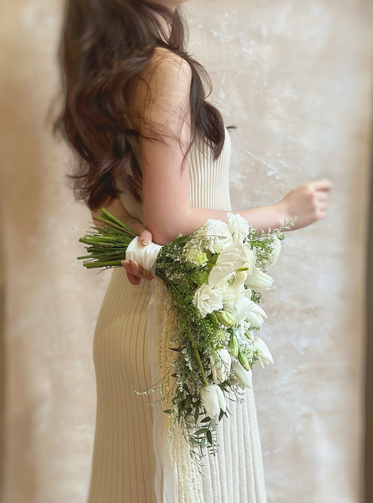 A romantic mix of lush white blooms and wispy foliage, featuring crisp white blooms and cascading tulips, complemented by lush, trailing greenery.
浓郁白色花朵与轻盈绿植的浪漫搭配