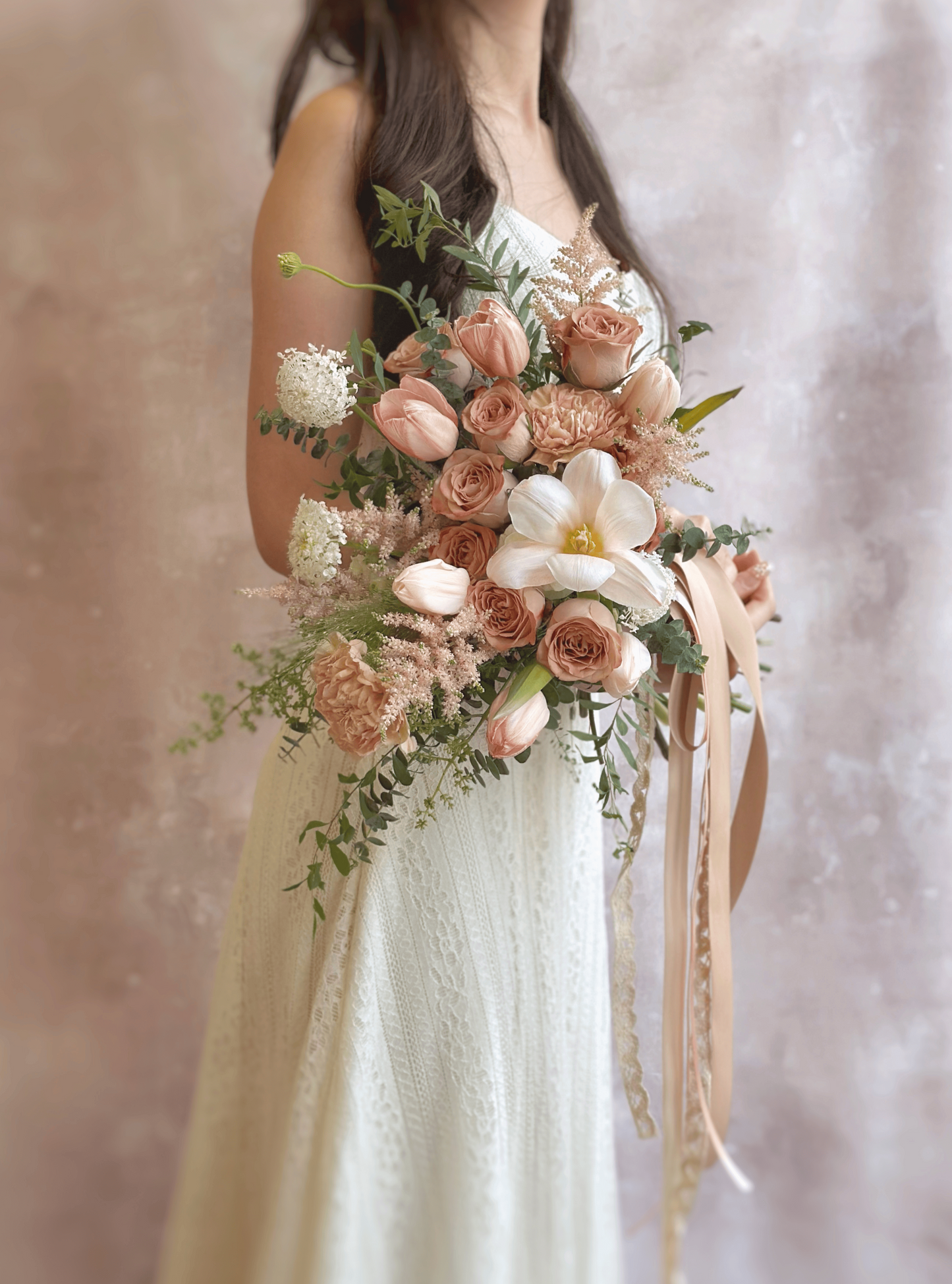 Soft petals and cascading greenery create a dreamy, nature-inspired bouquet perfect for an organic wedding style.
柔和花瓣与垂坠绿叶交织,打造梦幻般的自然风捧花,适合有机婚礼风格。