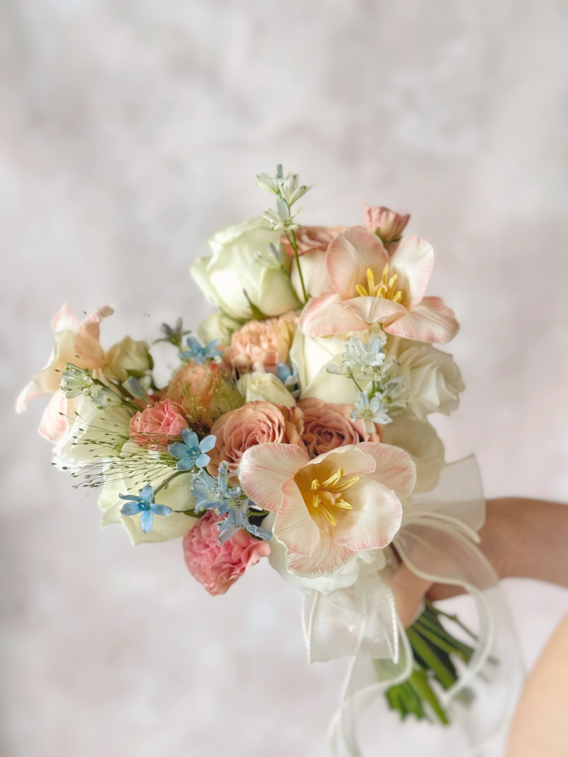 A close-up of the soft floral textures and romantic pastel hues, reminiscent of Rococo-era paintings
柔和郁金香花瓣的质感与浪漫马卡龙色调特写,宛如洛可可时期的画作