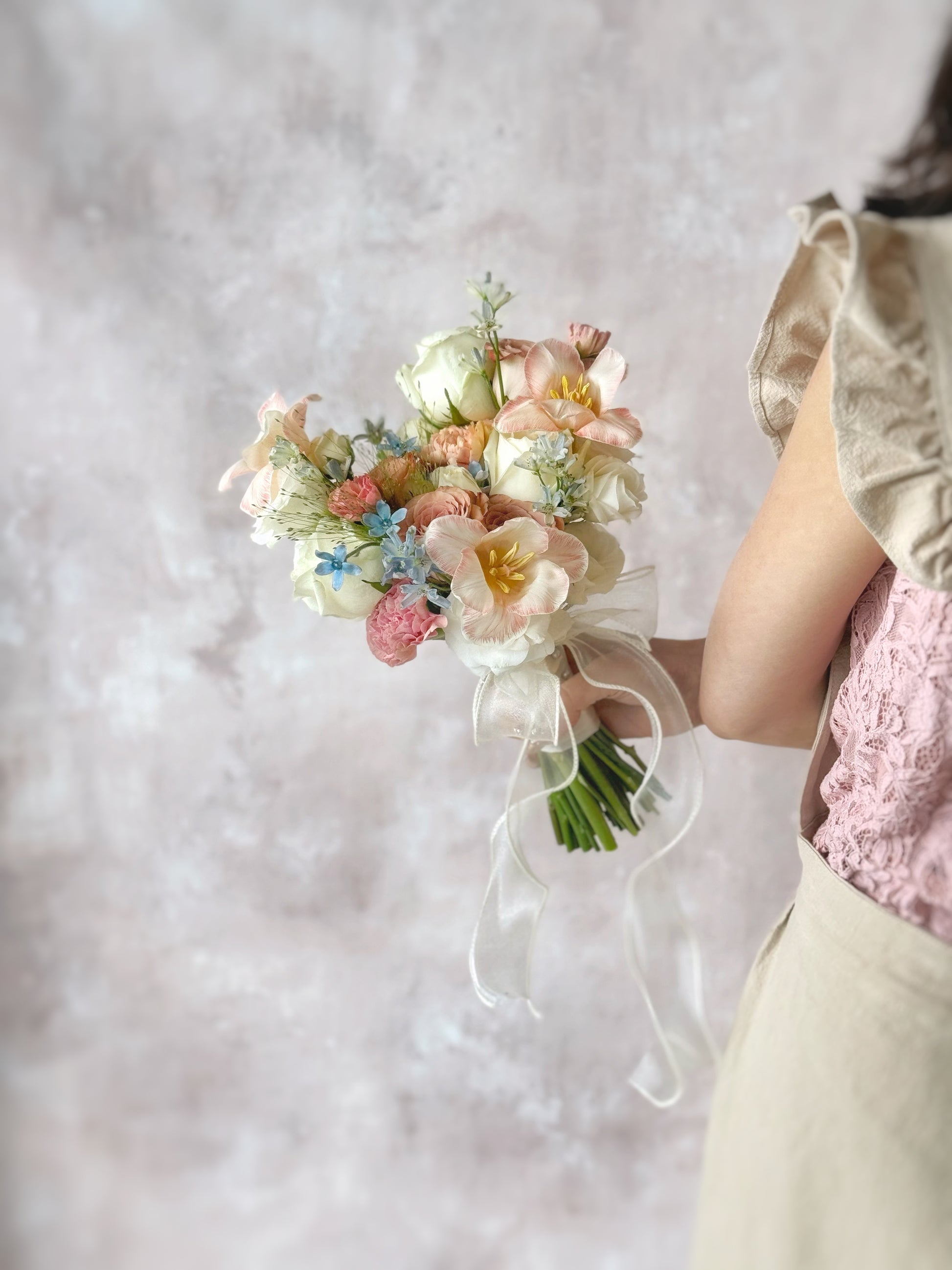 The delicate pastel hues complement the bride’s romantic look, perfect for an artistic wedding theme
柔和的马卡龙色调与新娘的浪漫造型相得益彰,适合艺术感婚礼主题