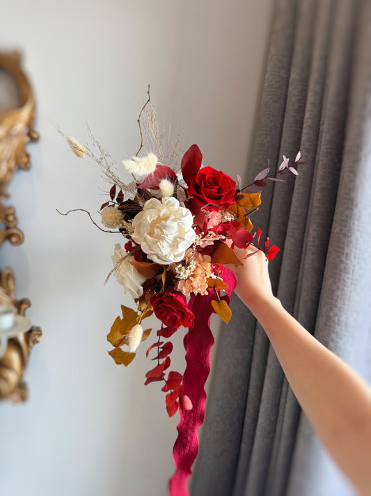 Amber freeform preserved flowers cascading bouquet front view.This autumn-inspired bouquet complements both rustic and elegant bridal looks.
灵感源自秋季的捧花，既适配乡村风格，也适合优雅婚礼造型。

