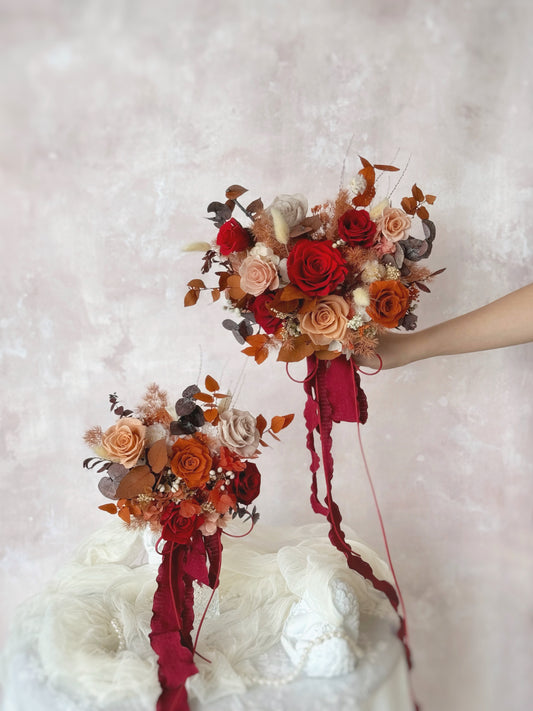 Comparison of the sizes (luxe and grand) bouquet in the photo. The bold colors and cascading floral arrangement create an elegant yet dramatic bridal look.
大胆的色彩搭配与层次丰富的花艺设计，营造优雅而华丽的新娘造型。


