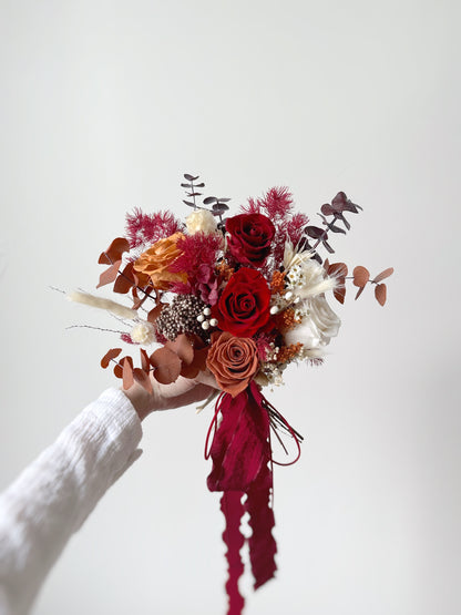 The mix of deep maroon and golden undertones adds depth and richness to the bouquet’s overall look.
深栗色与金黄色调的融合，赋予捧花层次感与丰盈质感。