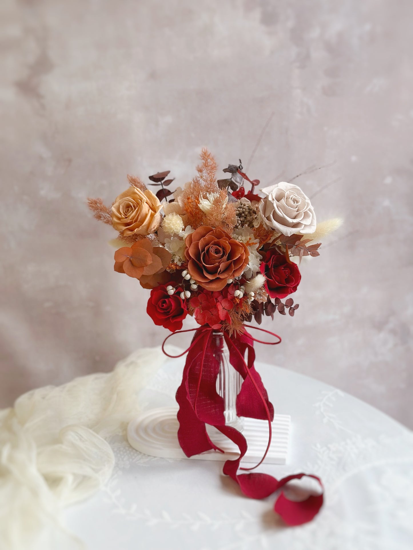 A rich autumn-inspired bridal bouquet featuring deep red, maroon, and rusty orange tones for a warm, romantic feel.
深秋色调的新娘捧花，融合深红、栗色和铁锈橙，营造温暖浪漫氛围。