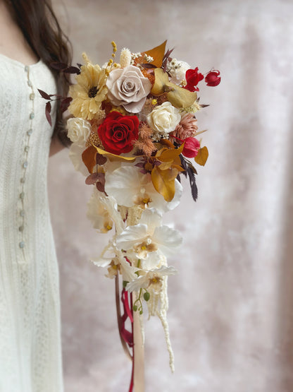 Front view of the preserved flowers teardrop bouquet, featuring preserved roses of various colours and other complementary fillers. Designed to complement warm-toned bridal gowns or rustic-themed weddings with its rich color palette.
色彩浓郁，完美搭配暖色系婚纱或乡村风婚礼。 
