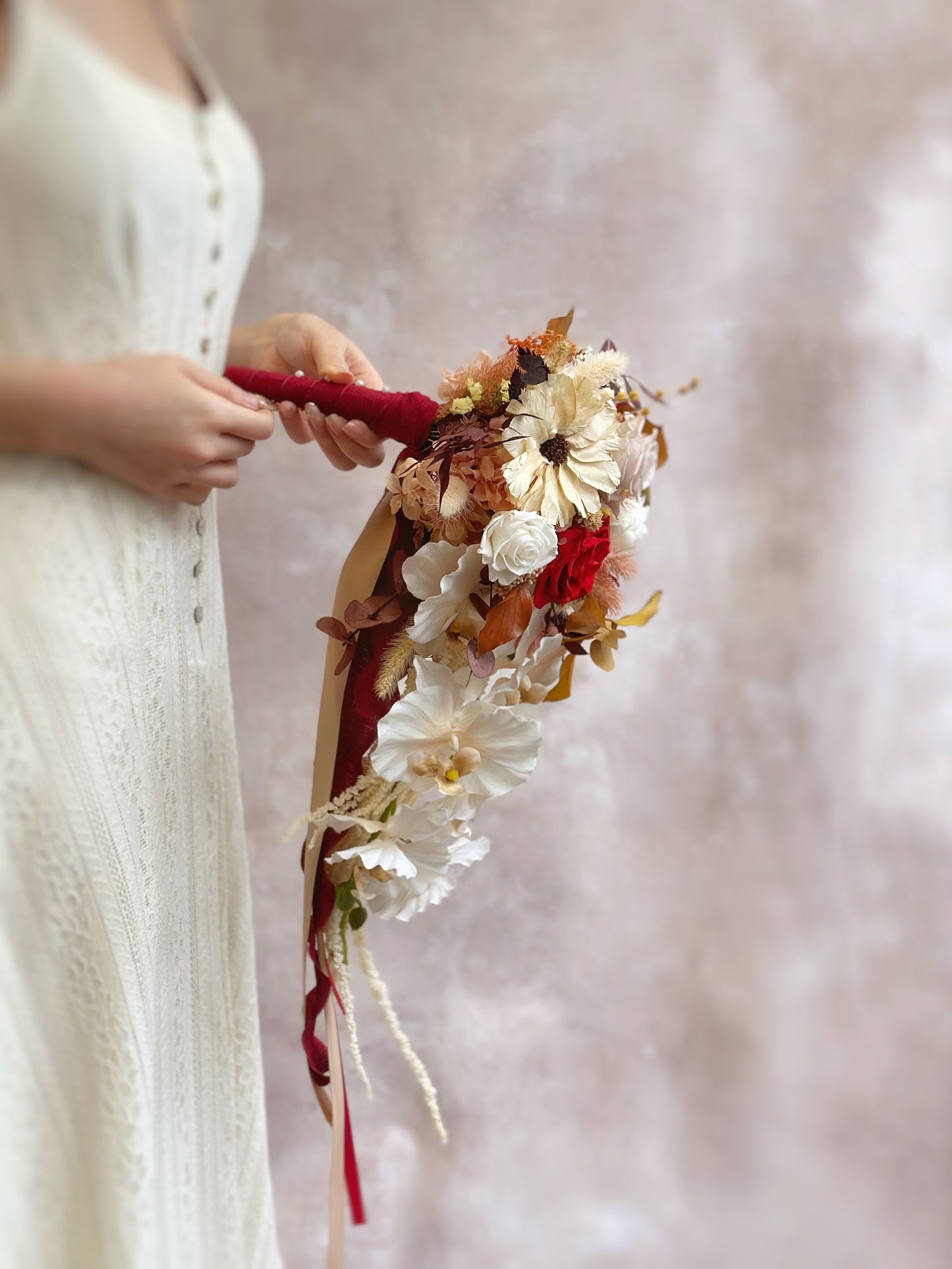 The Phalaenopsis orchids stand out beautifully, giving the bouquet a refined, graceful finish.
蝴蝶兰格外吸睛，为捧花增添精致高贵的气质。