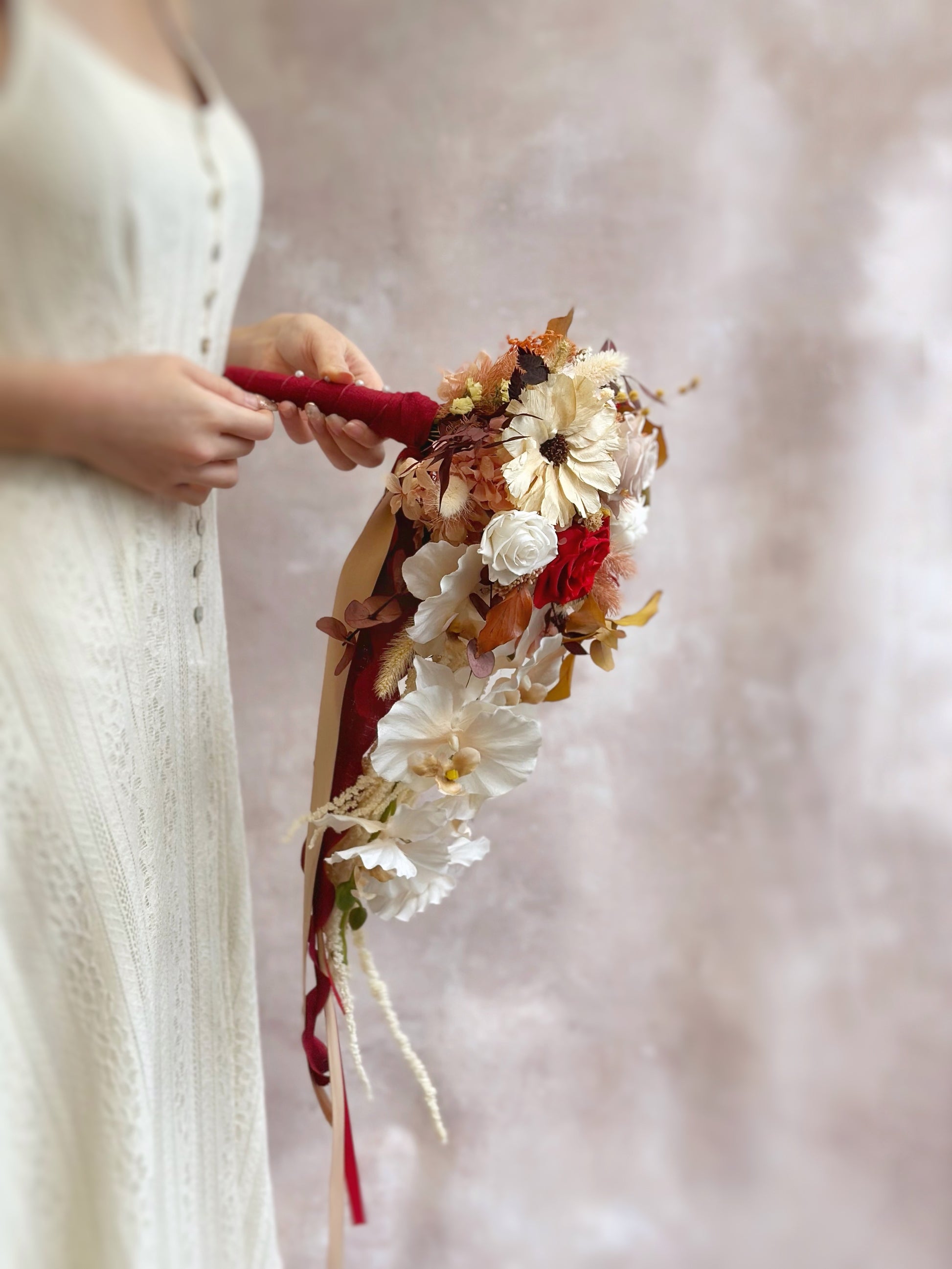 The Phalaenopsis orchids stand out beautifully, giving the bouquet a refined, graceful finish.
蝴蝶兰格外吸睛，为捧花增添精致高贵的气质。