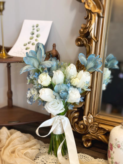 The delicate balance of pastel blue hues and lush florals, symbolizing tranquility and romance
柔和灰蓝色调与精致花材的完美融合，象征宁静与浪漫