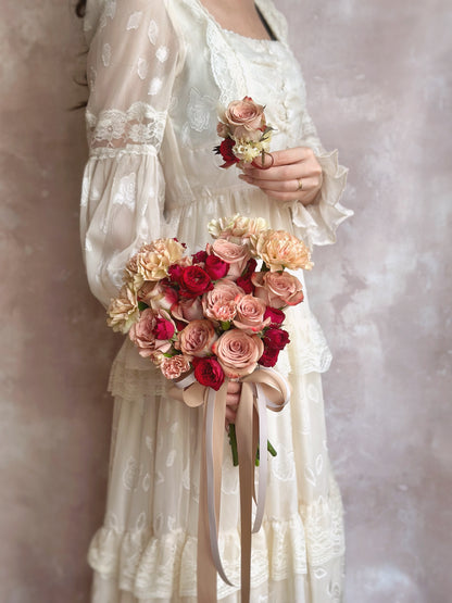 A matching corsage featuring a cappuccino rose and maroon accents, designed to complement the heart-shaped bouquet’s romantic theme.
搭配胸花，采用卡布奇诺玫瑰与酒红点缀，与心形捧花的浪漫主题相得益彰。