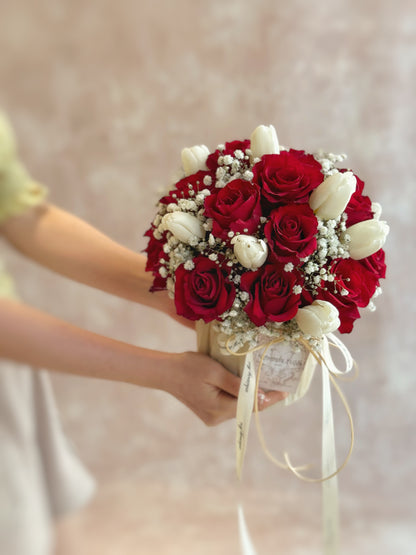 Model holding the bloom box gently in both hands, showcasing its elegant dome shape and balanced floral design — ideal for heartfelt gifting.

模特双手托起花盒，展现优雅圆顶造型与平衡美感，适合用于表白、纪念日等温柔时刻。