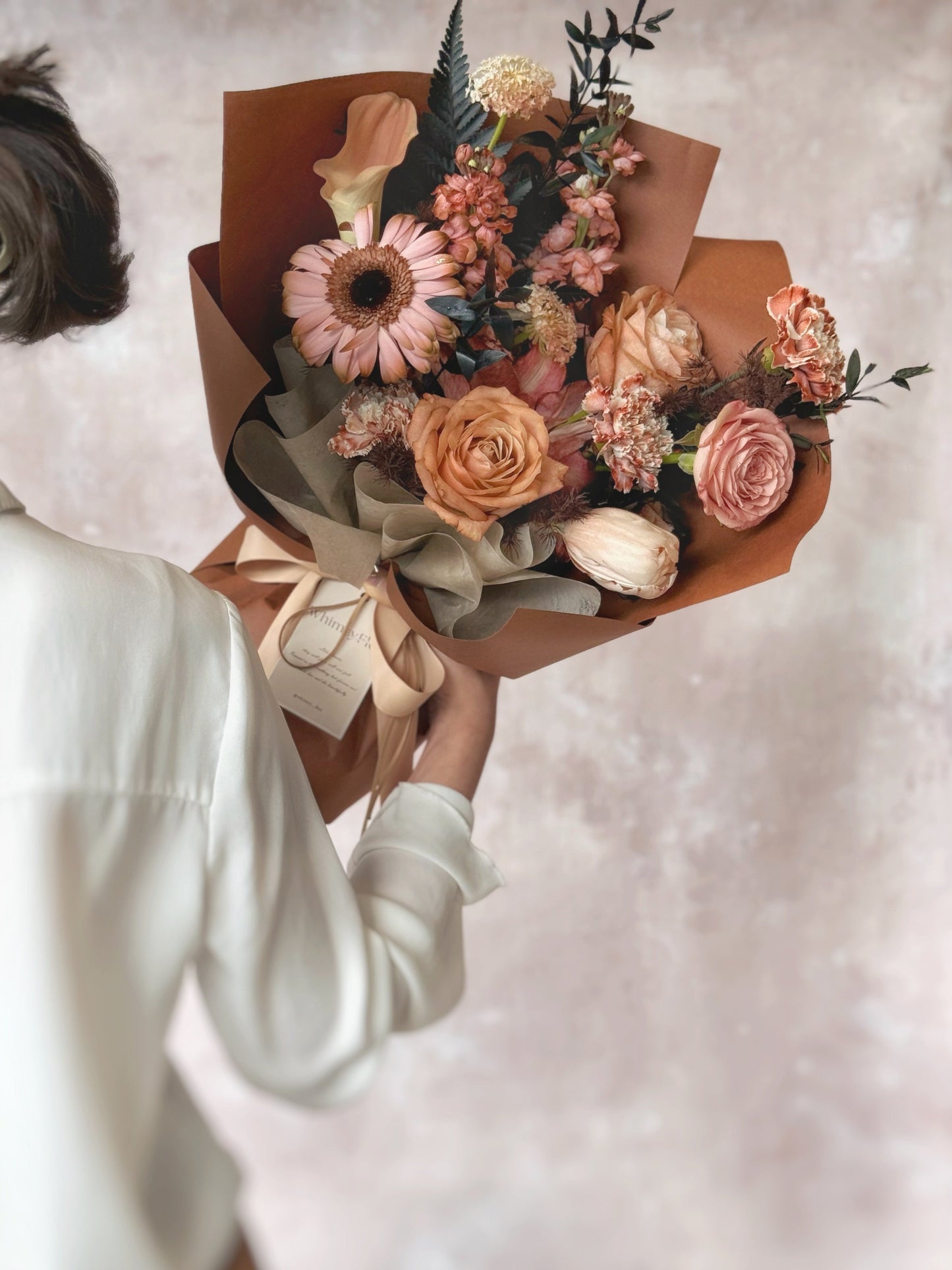  Side angle of the earthy-toned bouquet, highlighting the bold, vibrant hues of dyed petals and foliage.
从侧面展示的大气色调花束，突显喷染花瓣与叶片的鲜艳色彩。
