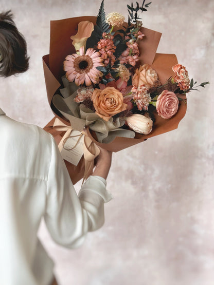  Side angle of the earthy-toned bouquet, highlighting the bold, vibrant hues of dyed petals and foliage.
从侧面展示的大气色调花束，突显喷染花瓣与叶片的鲜艳色彩。