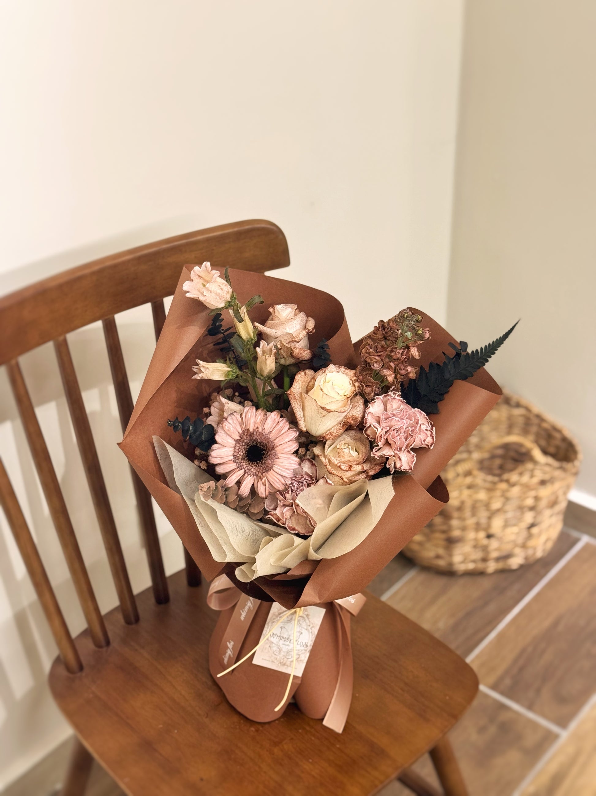 Top-down view of the bold, earthy-toned bouquet, revealing its unique structure and dyed details.
 从上方拍摄的大胆色调花束，展现其独特结构和喷染细节。