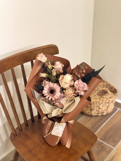 Top-down view of the bold, earthy-toned bouquet, revealing its unique structure and dyed details.
 从上方拍摄的大胆色调花束，展现其独特结构和喷染细节。