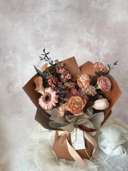 Stem dyed fresh flowers mix bouquet in brown tone. 
Front view of a stylish and modern earthy-tone bouquet with bold blooms, featuring dyed petals and foliage.
正面拍摄的时尚现代风格大气色调花束，展现了喷染花瓣与叶片的独特魅力。
