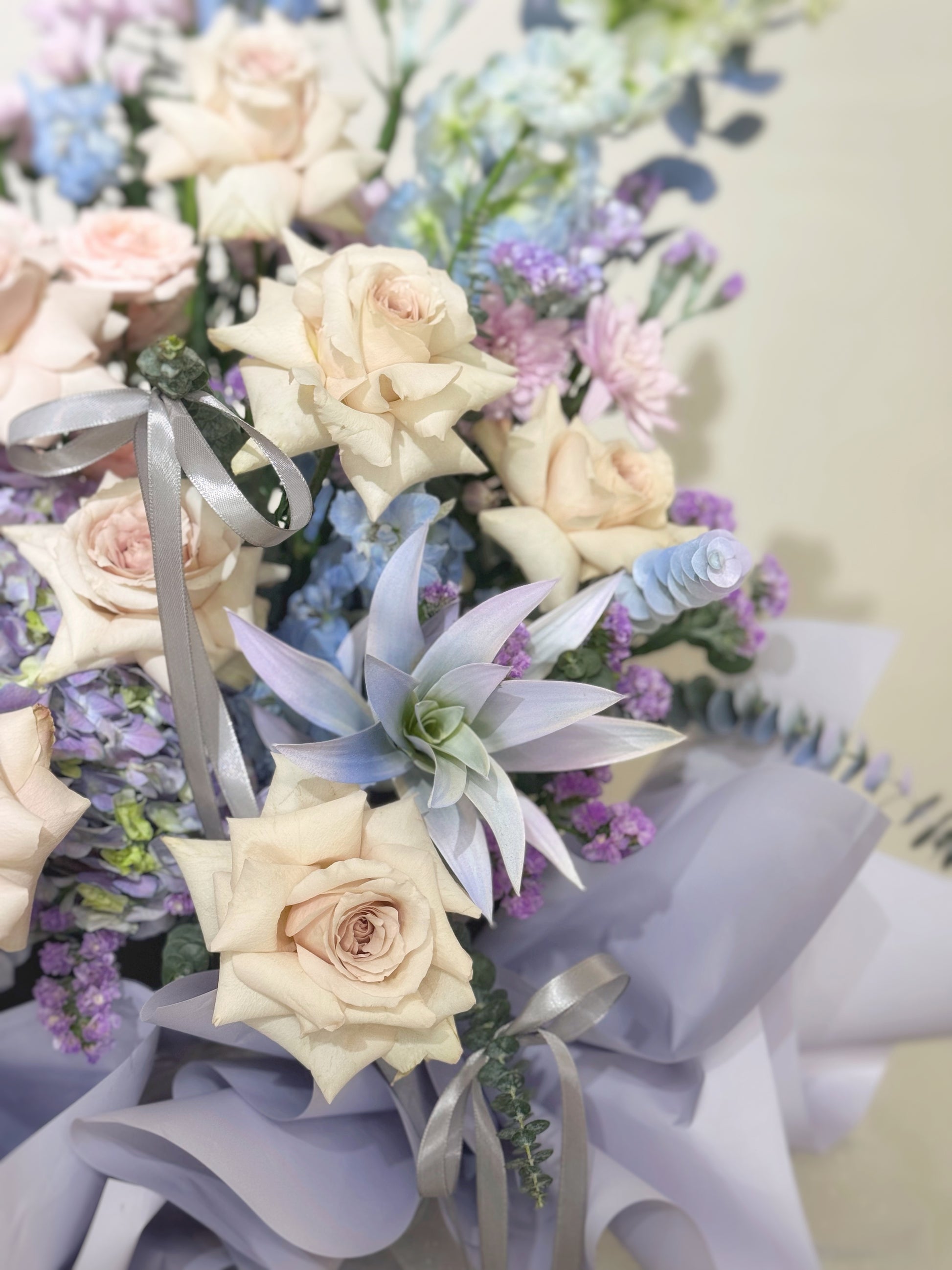 Close-up of flowing fabric ribbons in pastel hues with satin sheen, adding movement and softness to the overall design.
特写镜头捕捉丝带流动细节，柔和色系与缎面光泽为整个花架增添轻盈感与高级感。