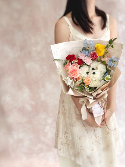 Model holding the bouquet in both hands, showcasing the puppy face and playful garden blooms — a joyful and heartwarming gift.
模特双手捧着花束，展现可爱小狗造型与缤纷花材，是充满童趣与幸福感的礼物。