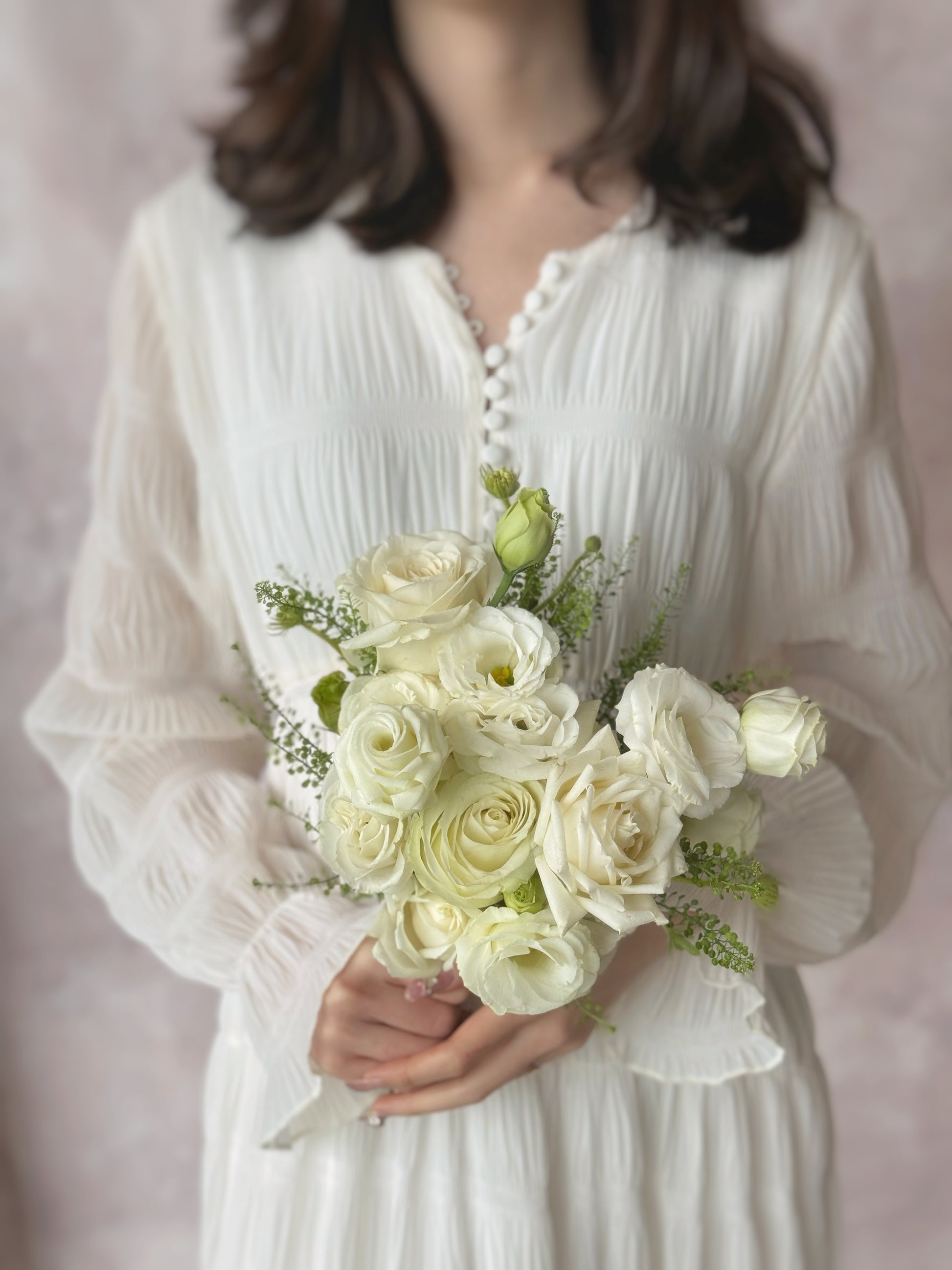 Close up view of fresh flower bridal bouquet in a white theme, blending roses and eustoma flowers to create an effortlessly elegant design 
白玫瑰与洋桔梗的特写，展现柔美花瓣与优雅质感


