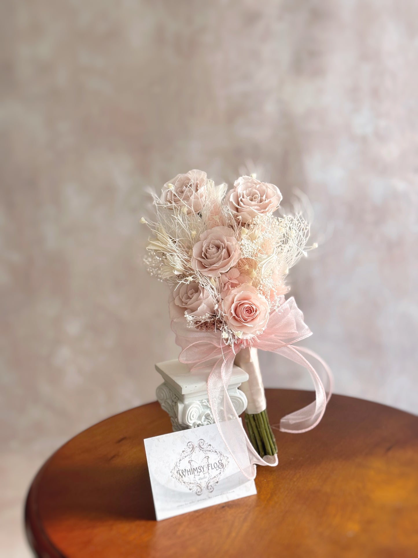 showcasing the delicate combination of pink roses and soft hydrangeas in a petite, soft arrangement. 展示粉色永生玫瑰和柔和绣球花的精致组合，优雅迷人，大小适中。