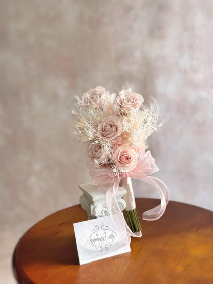 showcasing the delicate combination of pink roses and soft hydrangeas in a petite, soft arrangement. 展示粉色永生玫瑰和柔和绣球花的精致组合，优雅迷人，大小适中。
