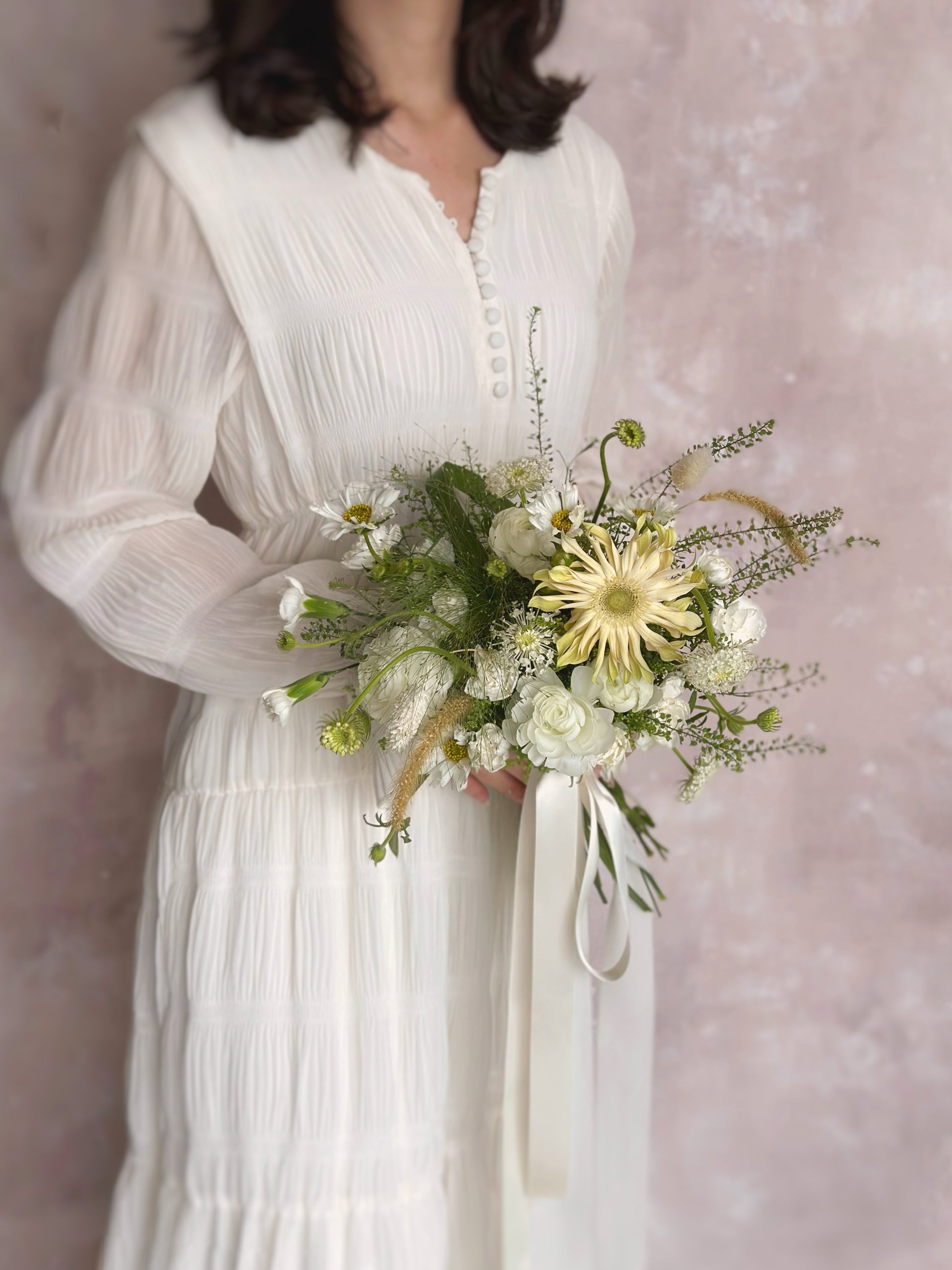 Soft petals and wild greenery create an organic and elegant floral design
柔和花瓣与野生绿叶交织，打造有机优雅的花艺