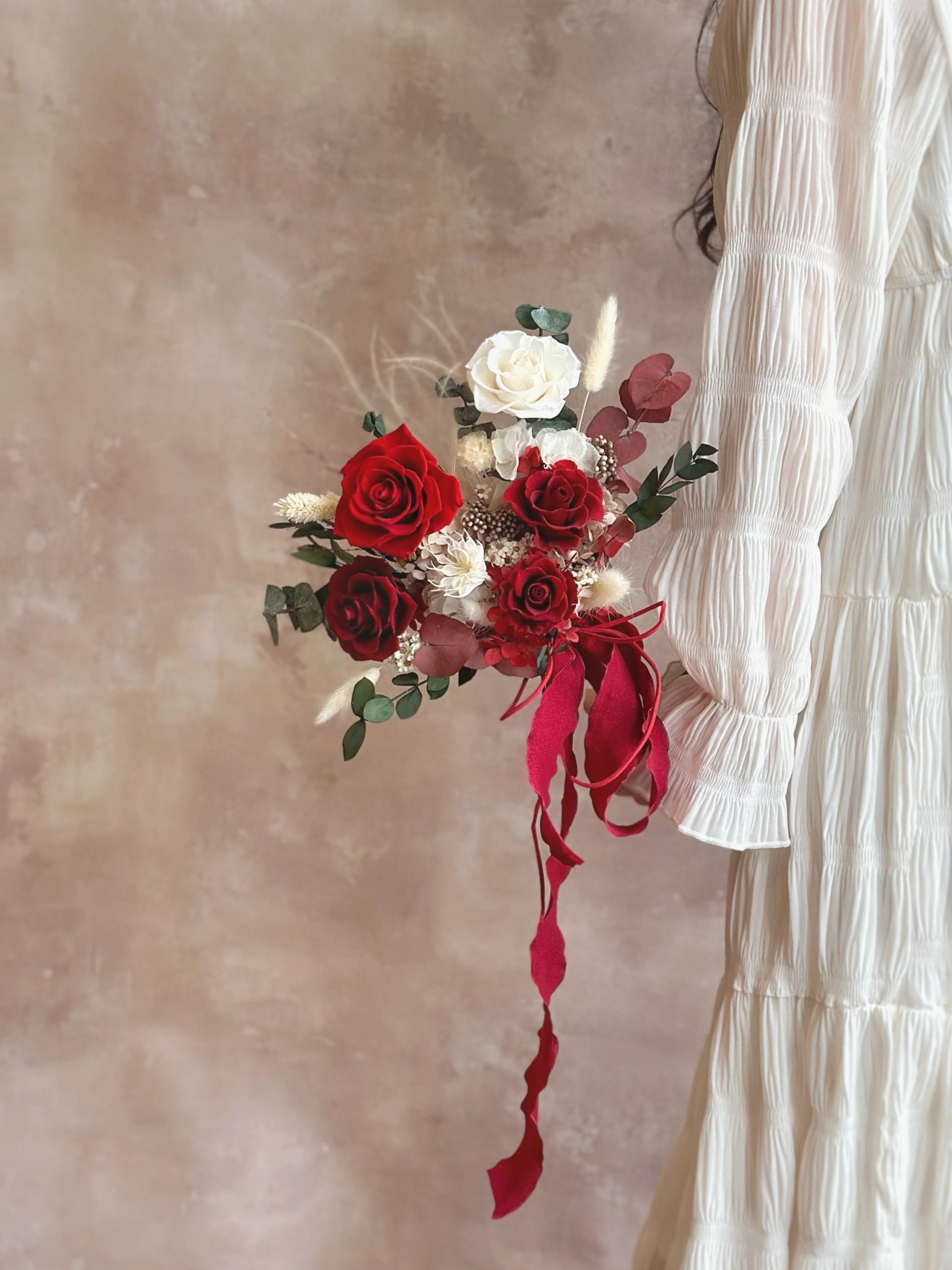 his elegant bouquet perfectly complements bridal gowns with its classic and regal color palette.
这款优雅捧花以经典尊贵的色彩搭配，与婚纱相得益彰。