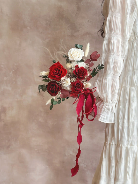 his elegant bouquet perfectly complements bridal gowns with its classic and regal color palette.
这款优雅捧花以经典尊贵的色彩搭配，与婚纱相得益彰。