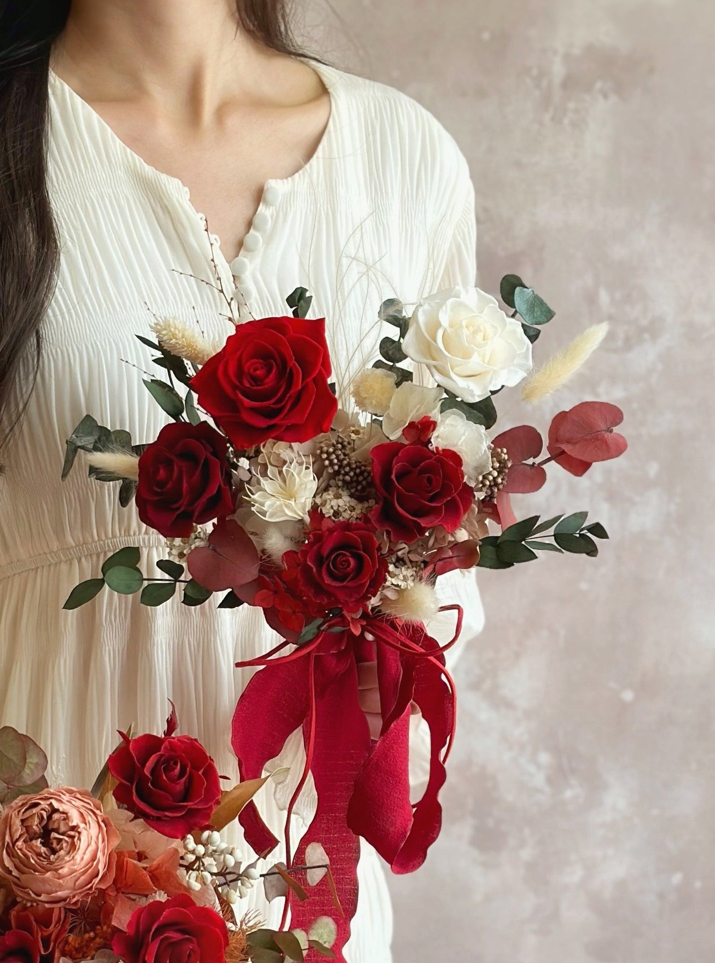A bride holding the bold Crimson bouquet, its deep red hues radiating passion and romance.
新娘手持Crimson捧花，深红色调散发浓烈的热情与浪漫气息。

