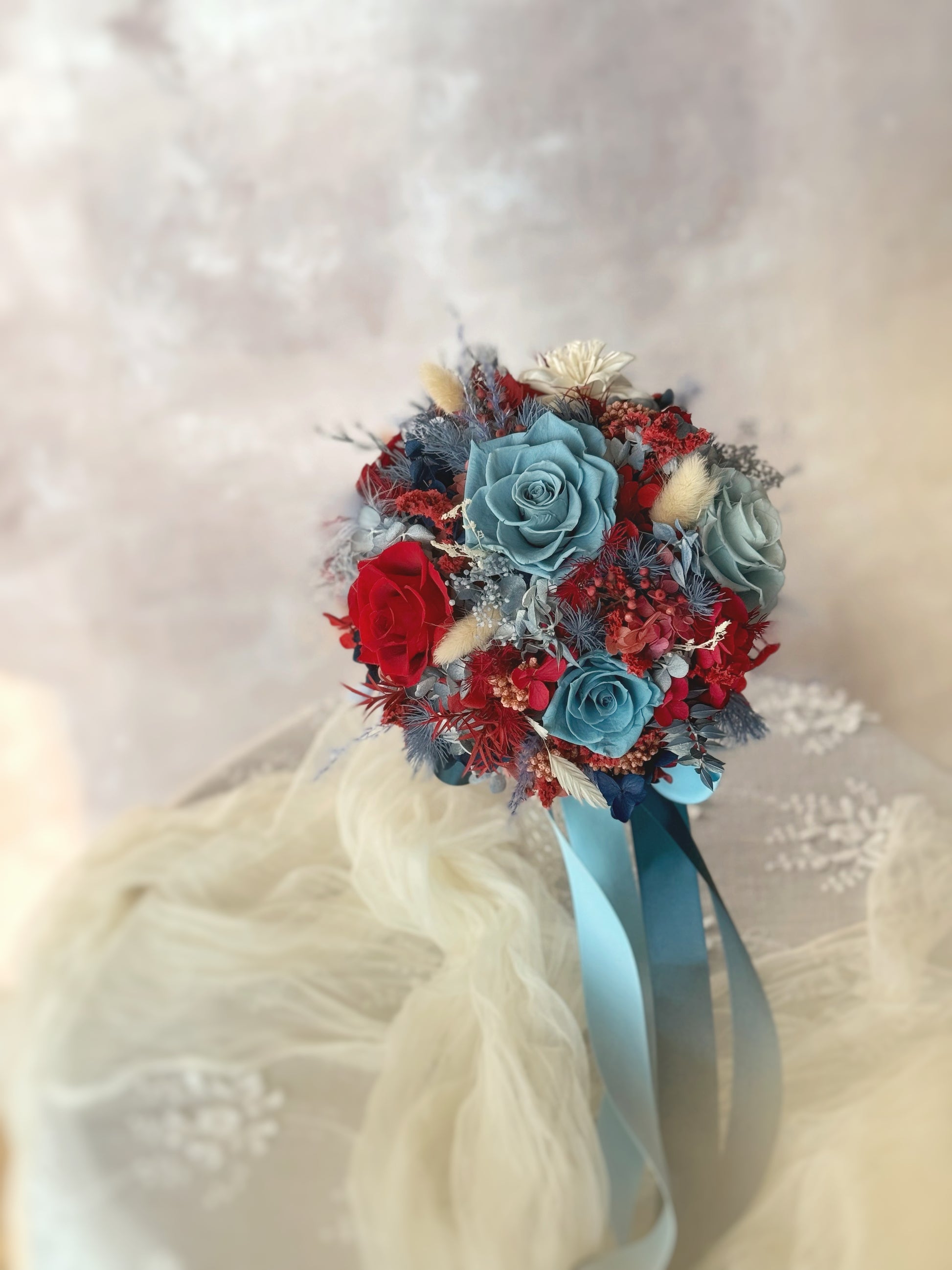 A side-angle view of the bouquet, showing the lush, rounded floral arrangement in perfect balance.
侧面视角展现饱满的圆形捧花，层次丰富，结构均衡。
