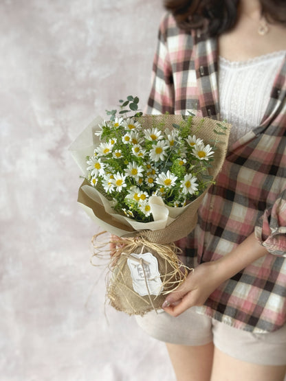 Daisy farm_fresh_flowers adorable size handtied bouquet_holding by a model 