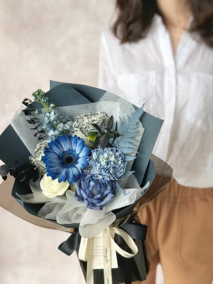 Deep diver fresh_flowers_handtied_bouquet_holding by a model