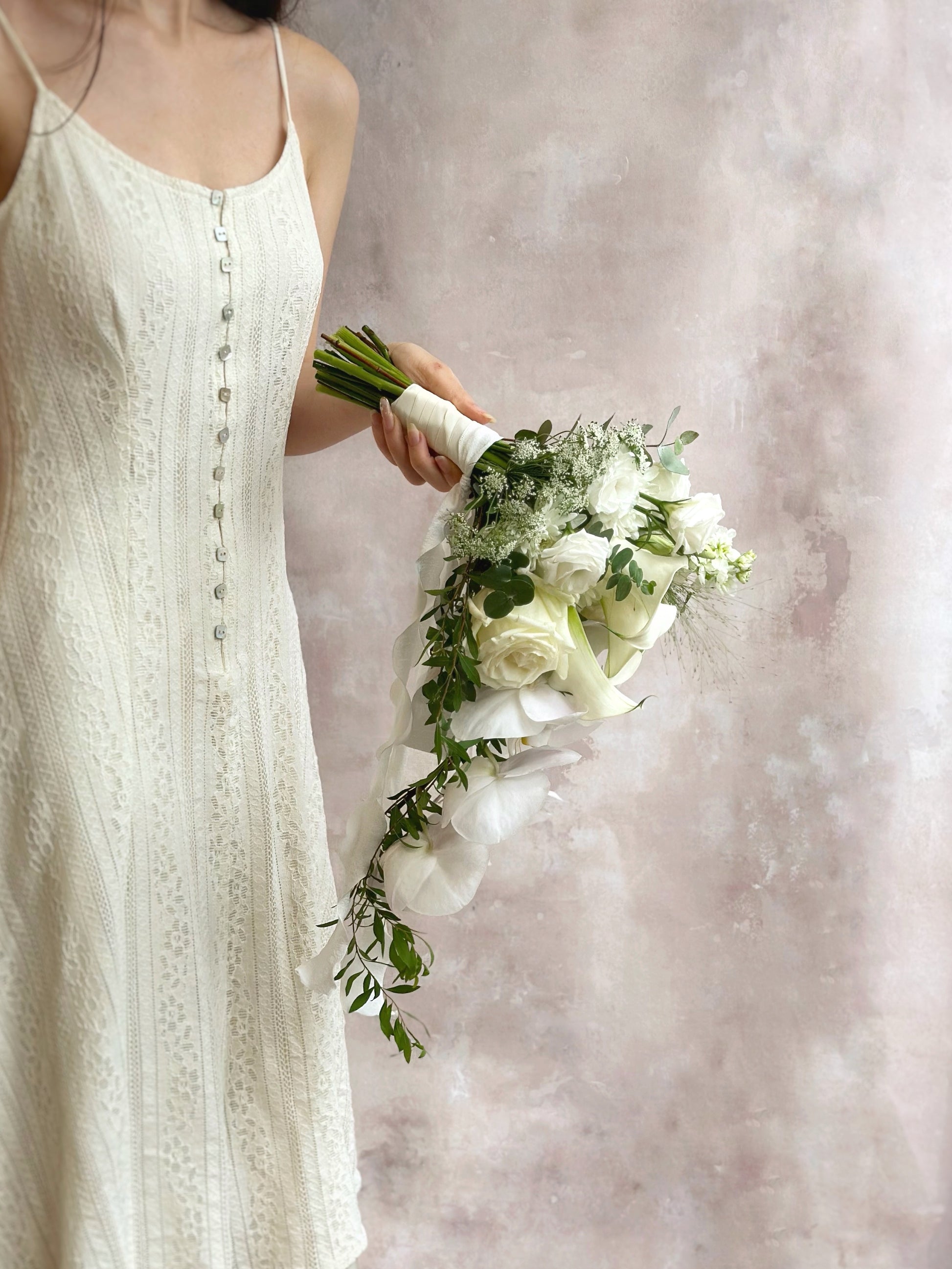 Hand-tied teardrop bouquet with a natural cascading effect
手扎式泪滴形捧花，展现自然垂坠美感