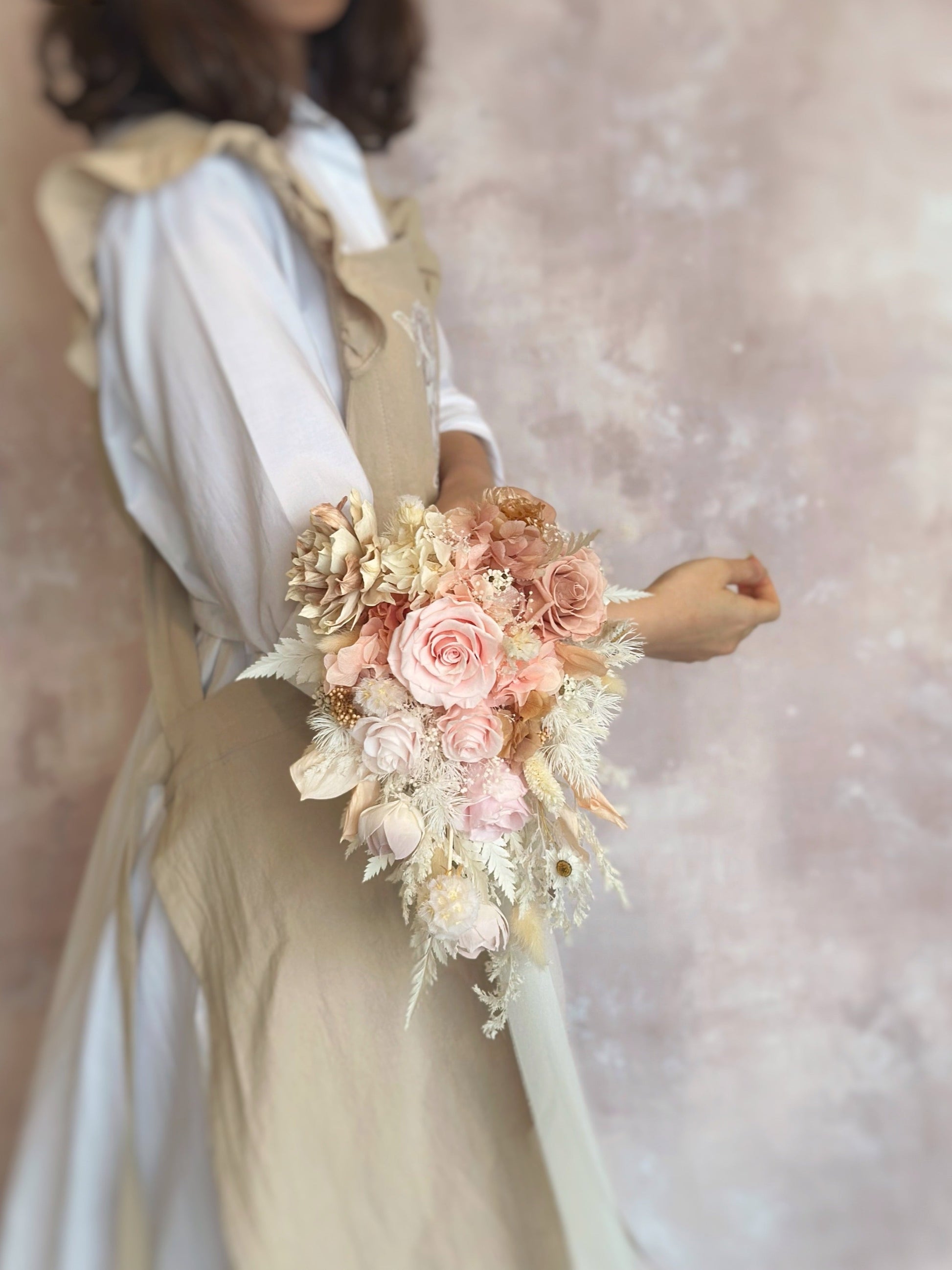 A dreamy preserved flower bouquet that pairs beautifully with soft pink or classic white wedding themes.
梦幻般的永生花捧花，与柔粉色或经典白色婚礼主题完美相配。