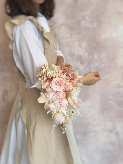 A dreamy preserved flower bouquet that pairs beautifully with soft pink or classic white wedding themes.
梦幻般的永生花捧花，与柔粉色或经典白色婚礼主题完美相配。