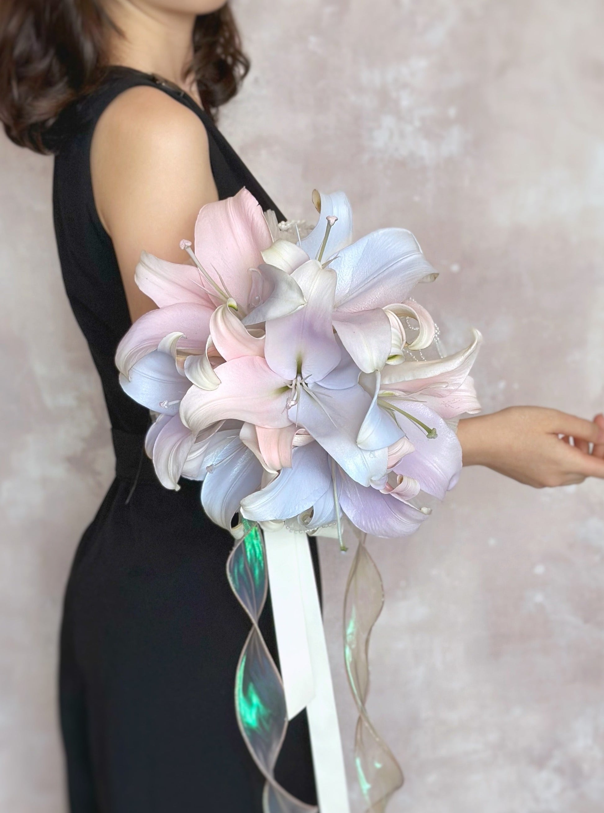 A close-up of mermaid-inspired lilies with shimmering pastel hues, exuding elegance and fantasy
近拍人鱼渐变色百合，展现精致梦幻的色彩渐变

