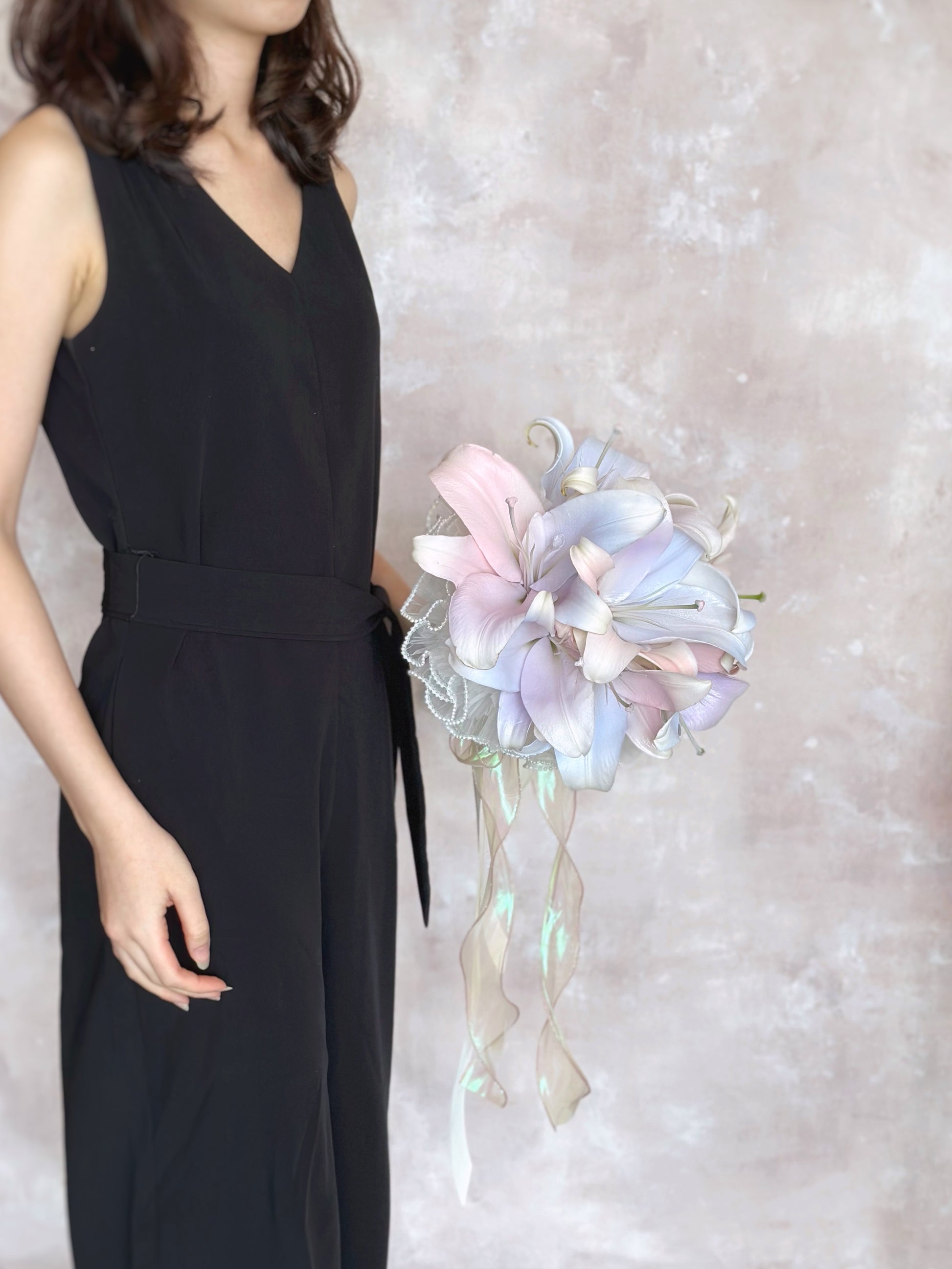 A fresh flower bridal bouquet featuring spray-painted lilies with an iridescent pastel effect
采用手工喷染技术，打造粉蓝紫渐变光泽的新鲜百合捧花