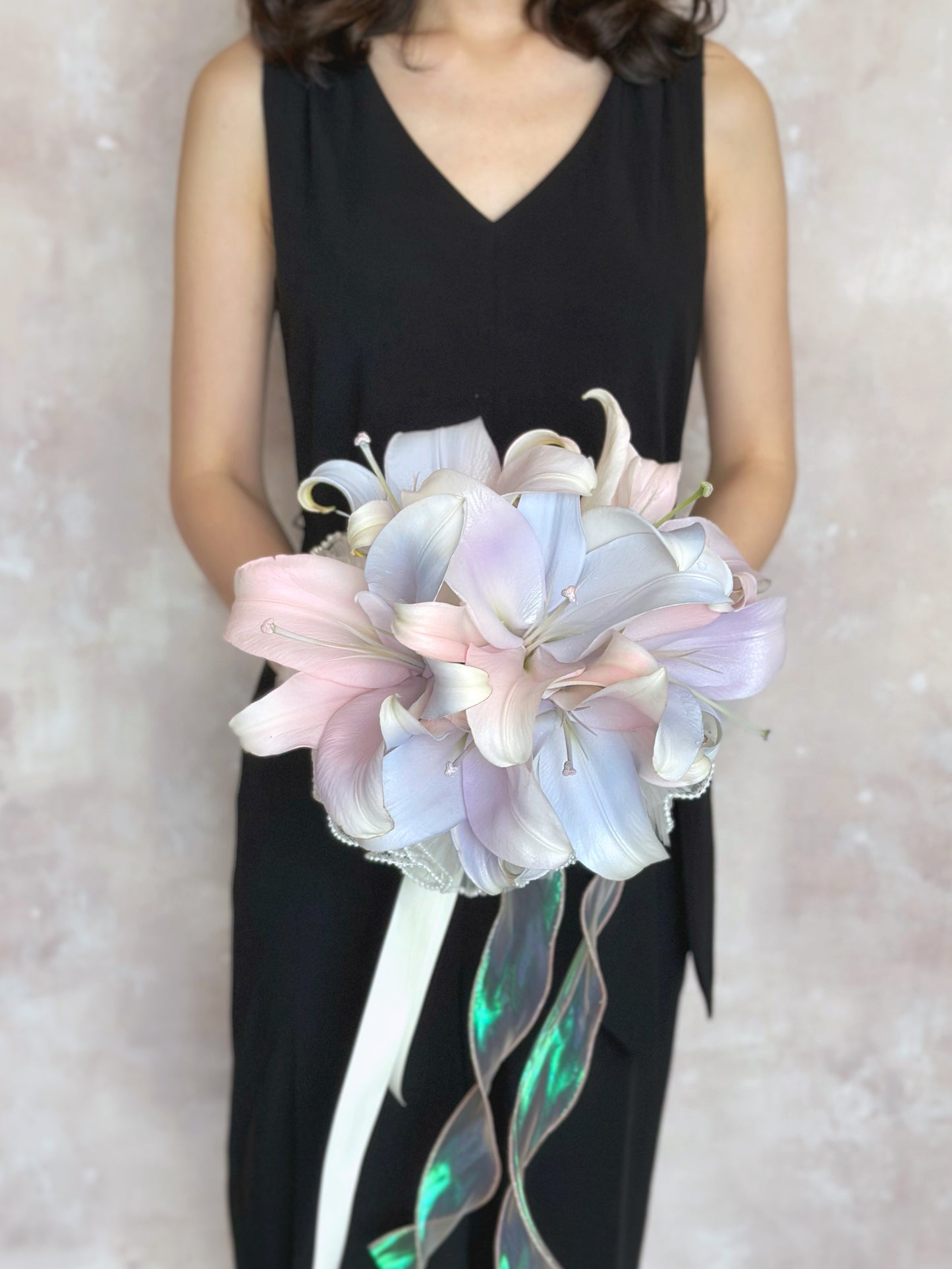 A bridal bouquet with shimmering aurora-inspired lilies, perfect for a magical wedding theme
以极光色百合打造的新娘捧花，为婚礼增添梦幻仙气
