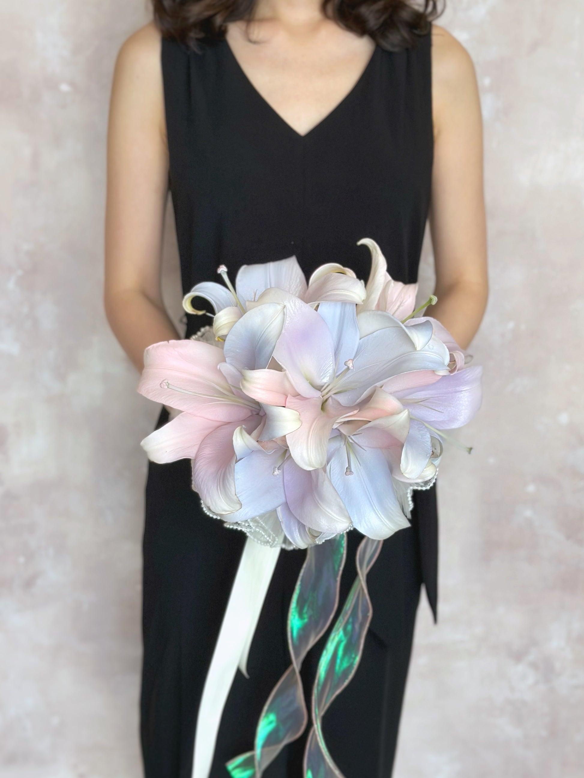 A bridal bouquet with shimmering aurora-inspired lilies, perfect for a magical wedding theme
以极光色百合打造的新娘捧花，为婚礼增添梦幻仙气