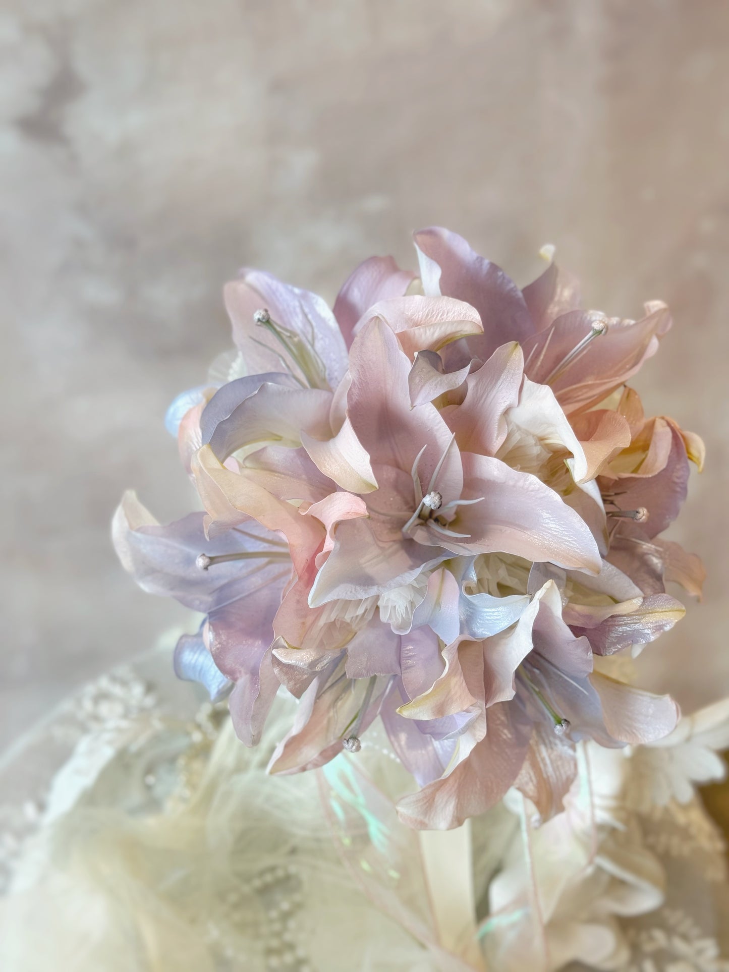 Eudora tinted lilies fresh flowers round shaped bridal bouquet front view. Aurora-inspired lily bouquet with shimmering pastel hues, perfect for a unique bridal look
极光色系百合捧花，闪耀着粉蓝紫色调，打造独特新娘造型
