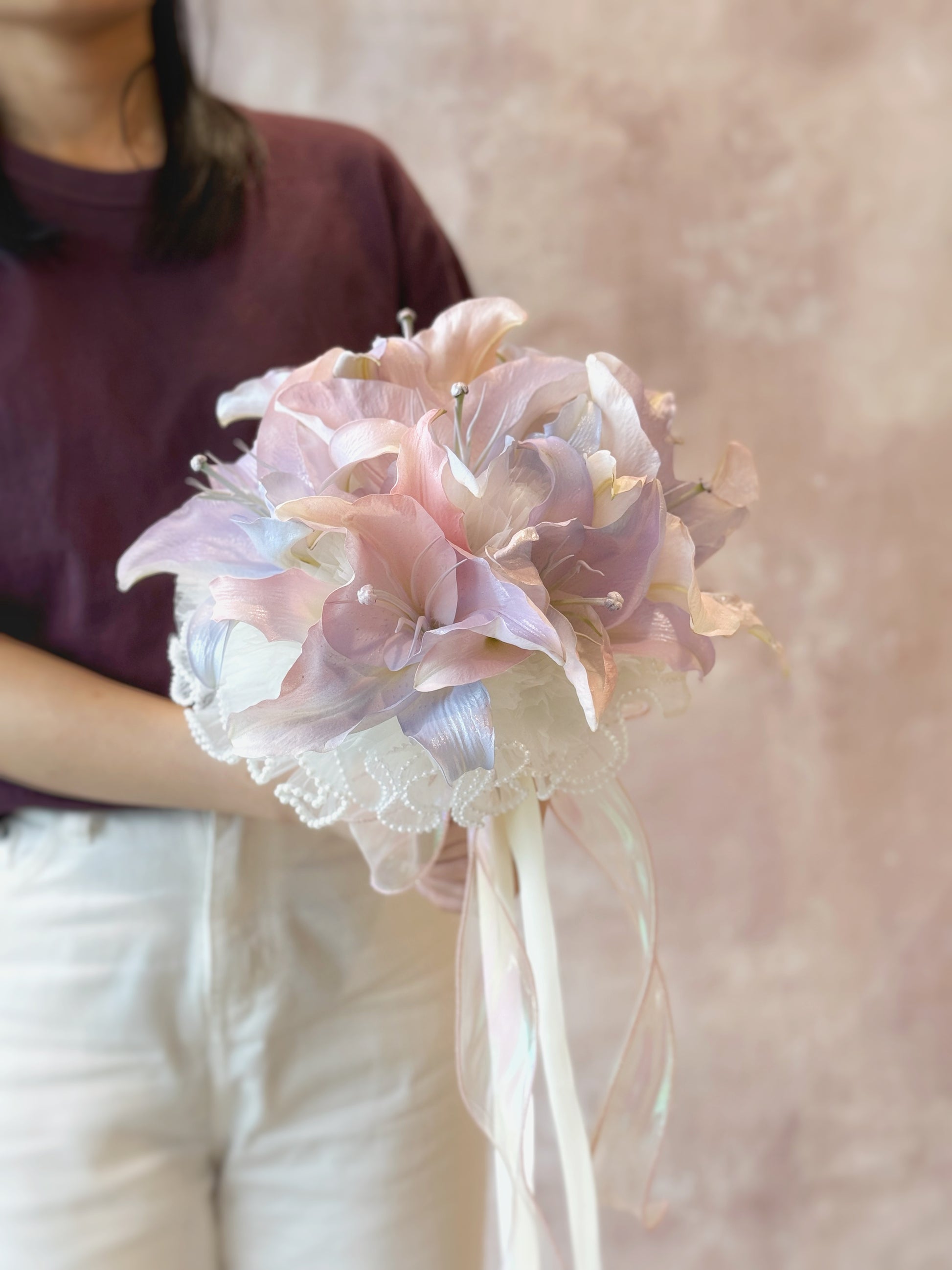 Eudora tinted fresh flowers lilies round shaped bridal bouquet side view. The beauty of spray-painted lilies in shimmering pastel shades, perfect for a magical wedding bouquet
手工喷染的梦幻百合，新娘捧花散发神秘极光般的魅力