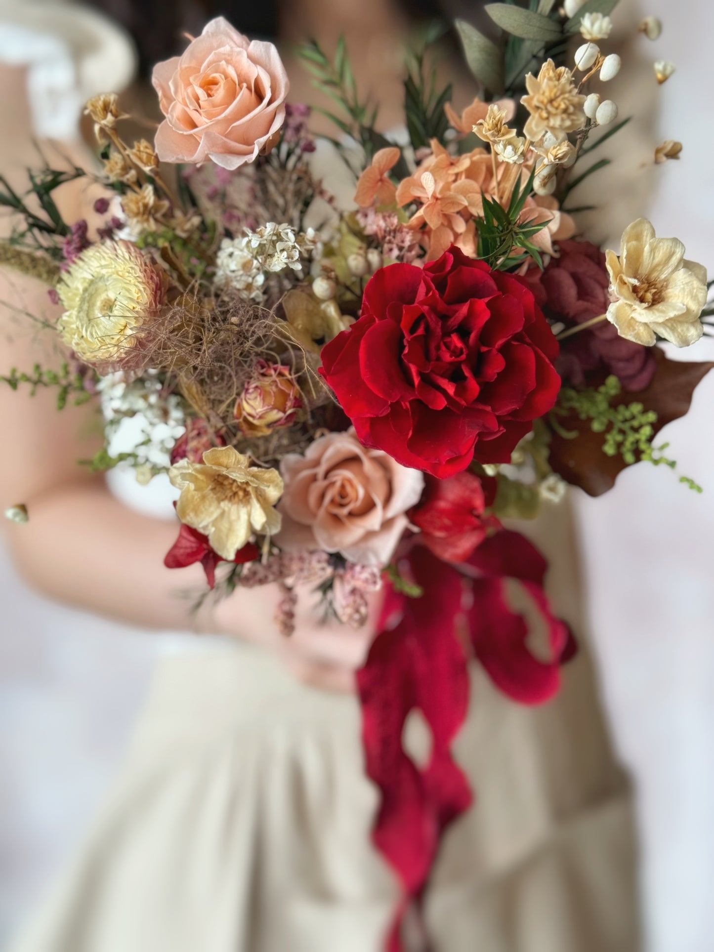 The blend of bold and muted hues creates a moody yet ethereal floral aesthetic.
深浅色彩交错，营造出神秘而梦幻的花艺美感。