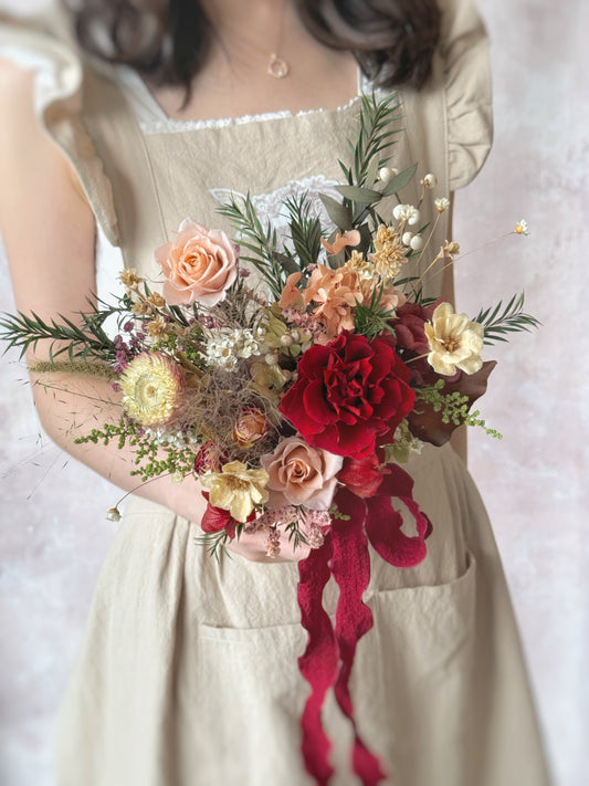 The bride holds a fan-shaped preserved flower bouquet, its unique shape and rich color palette creating a bold, elegant statement.
新娘手持扇形永生花捧花，独特造型与丰富色彩打造大气优雅风格