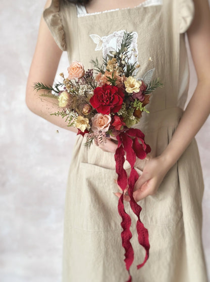 A one-of-a-kind bouquet that exudes modern romance, perfect for a bride seeking something unconventional yet timeless.
一款别具一格的捧花，散发现代浪漫气息，适合追求个性又经典的新娘。

