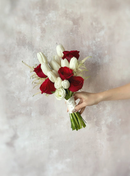 The classic contrast of red and white tulips creates a bold yet sophisticated bridal bouquet
红白郁金香的经典对比，打造大胆而高雅的新娘捧花
