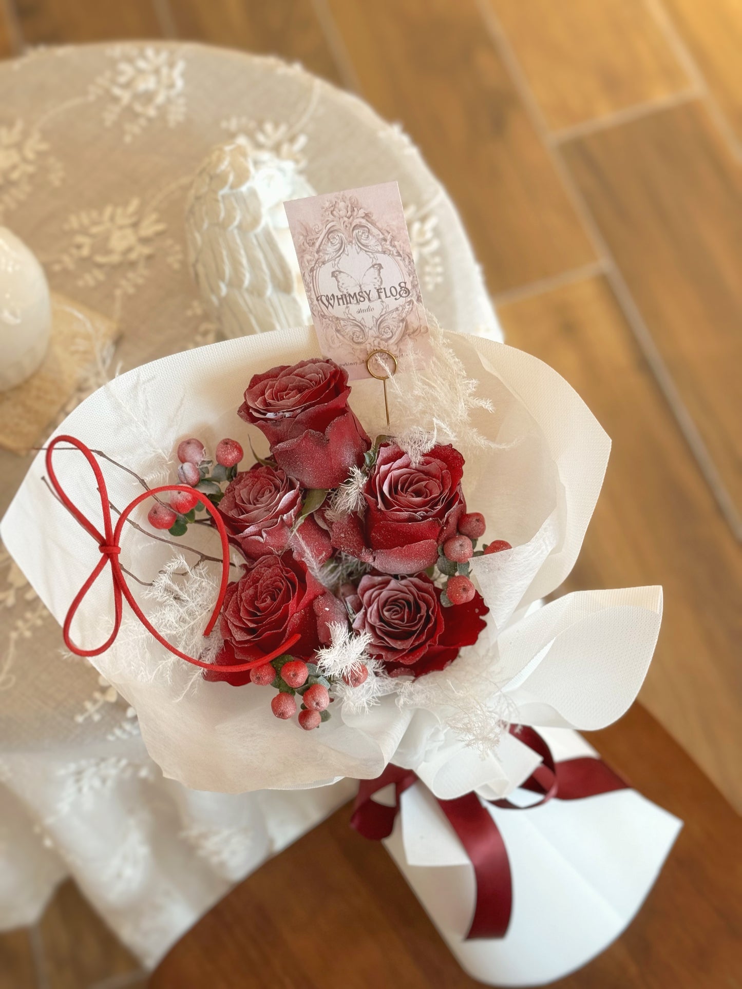 Frosted Petals red and white Christmas bouquet displayed as festive holiday home décor.
Frosted Petals 红白圣诞花束，用作节日居家装饰摆拍。