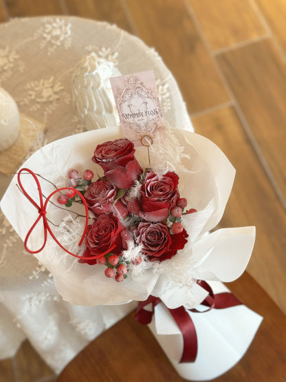 Frosted Petals red and white Christmas bouquet displayed as festive holiday home décor.
Frosted Petals 红白圣诞花束，用作节日居家装饰摆拍。