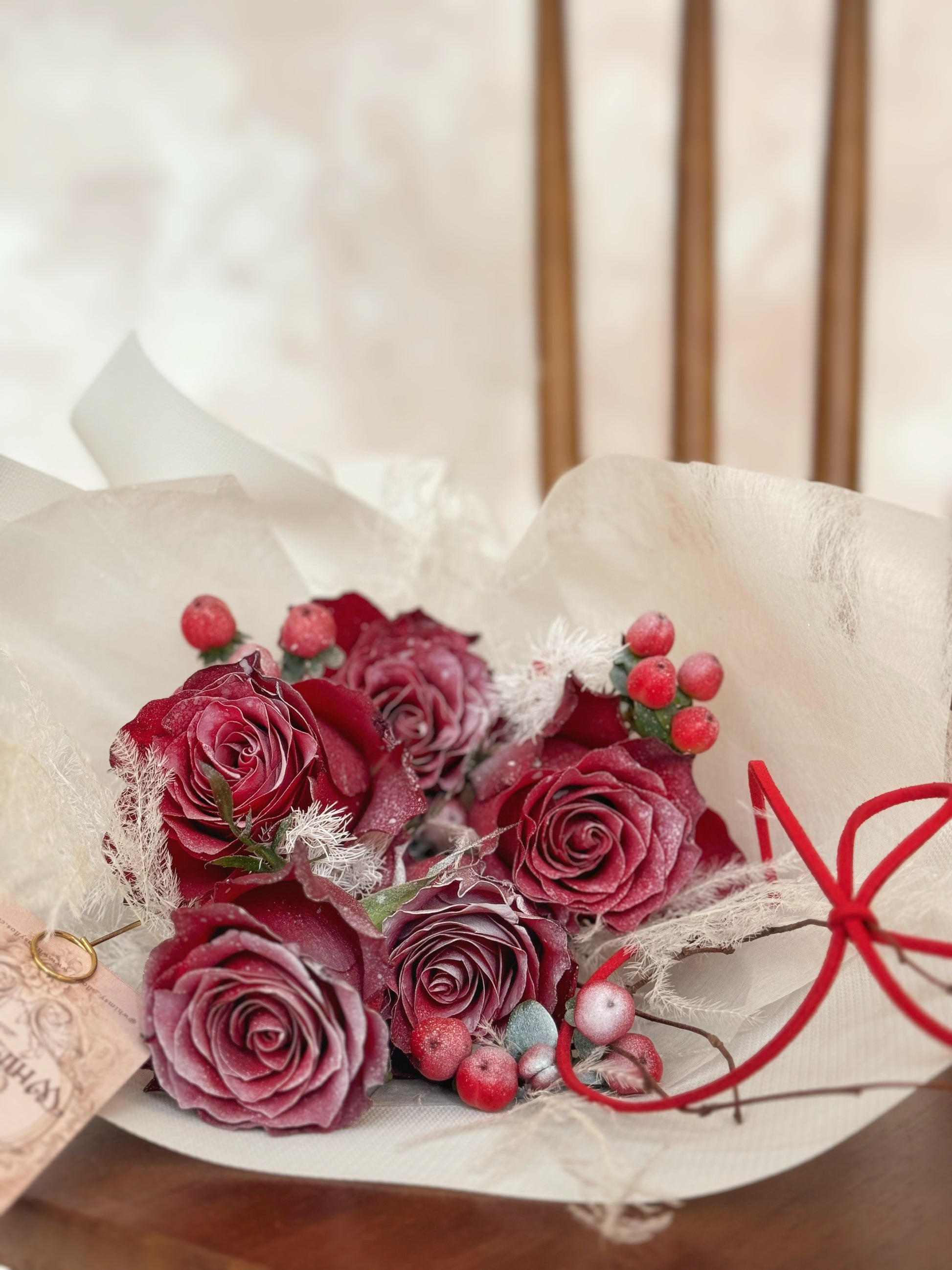 Close-up of Frosted Petals bouquet featuring snow-kissed white blooms and vibrant holiday red flowers.
Frosted Petals 花束特写，展示雪霜效果白色花材与鲜艳圣诞红花朵。
