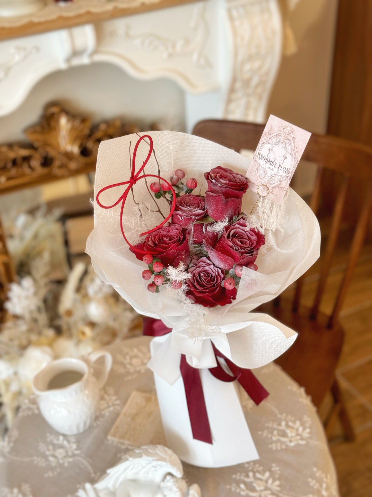 Christmas red and white bouquet with frosted-effect flowers, handcrafted in a festive holiday style.
红白配色的圣诞花束，带有霜冻效果，手工打造的节日风格设计