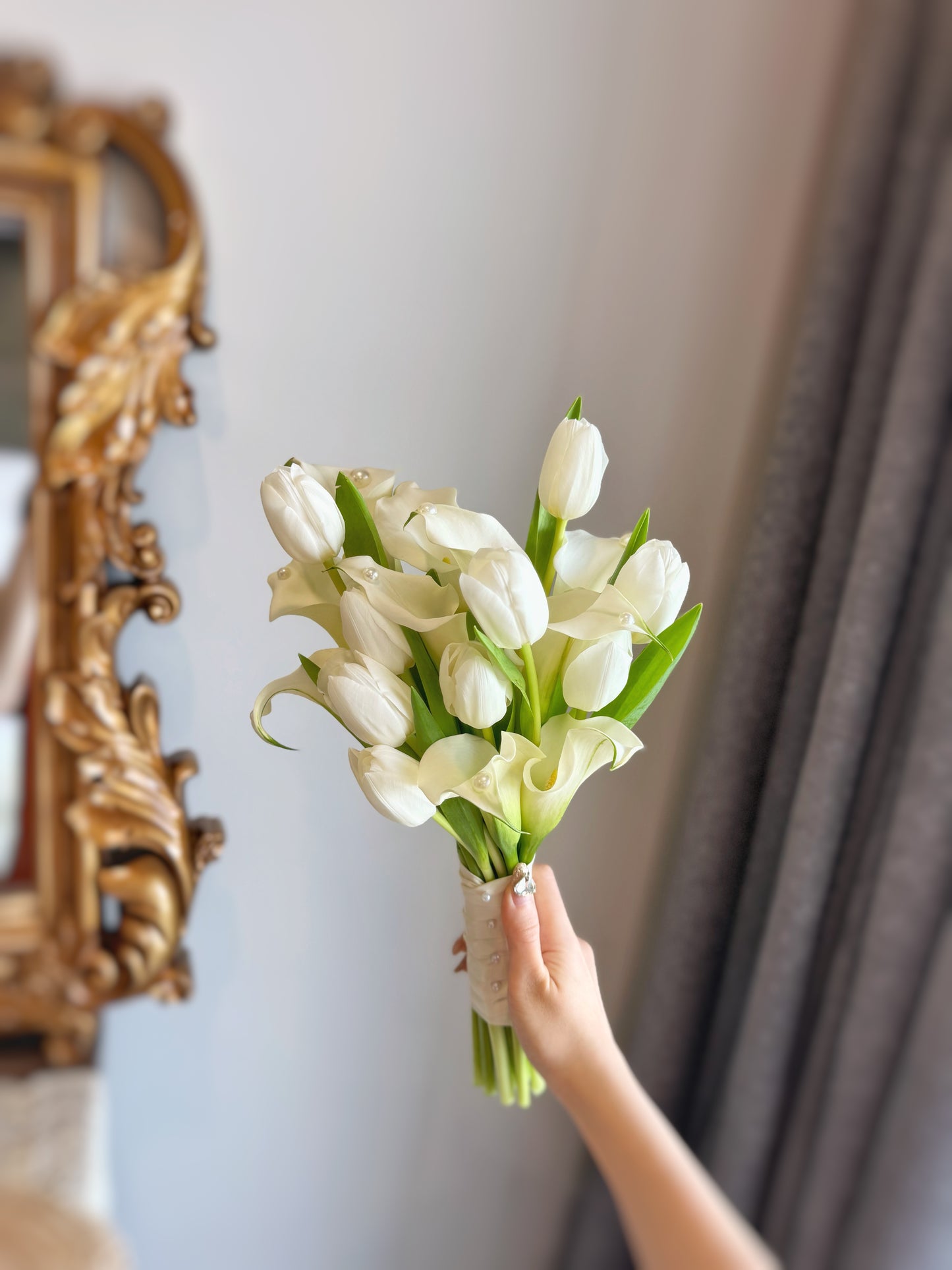 A simple yet elegant calla lily and tulip bouquet held by a model, perfect for those who love understated beauty.
新娘手持清新现代的新娘捧花，适合极简婚礼风格

