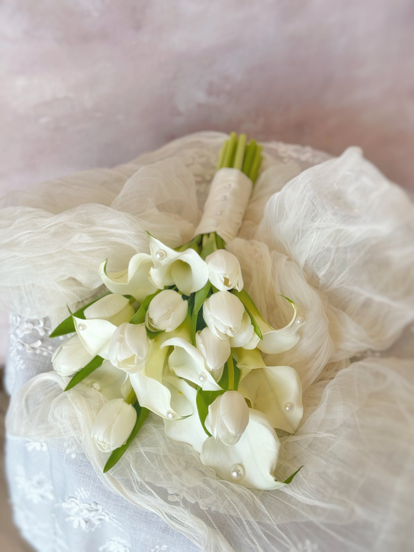 Genuine fresh flowers bridal bouquet, simple and refined calla lily and tulip bouquet resting on a table, perfect for a sleek bridal aesthetic
近距离欣赏马蹄莲与郁金香的自然曲线与柔和质感，展现永恒之美

